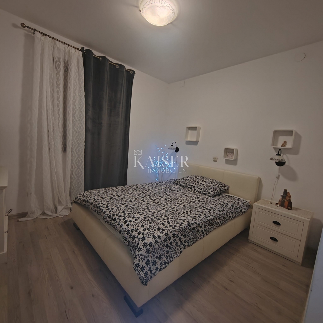 Malinska, apartma z vrtom in parkirnim mestom 
