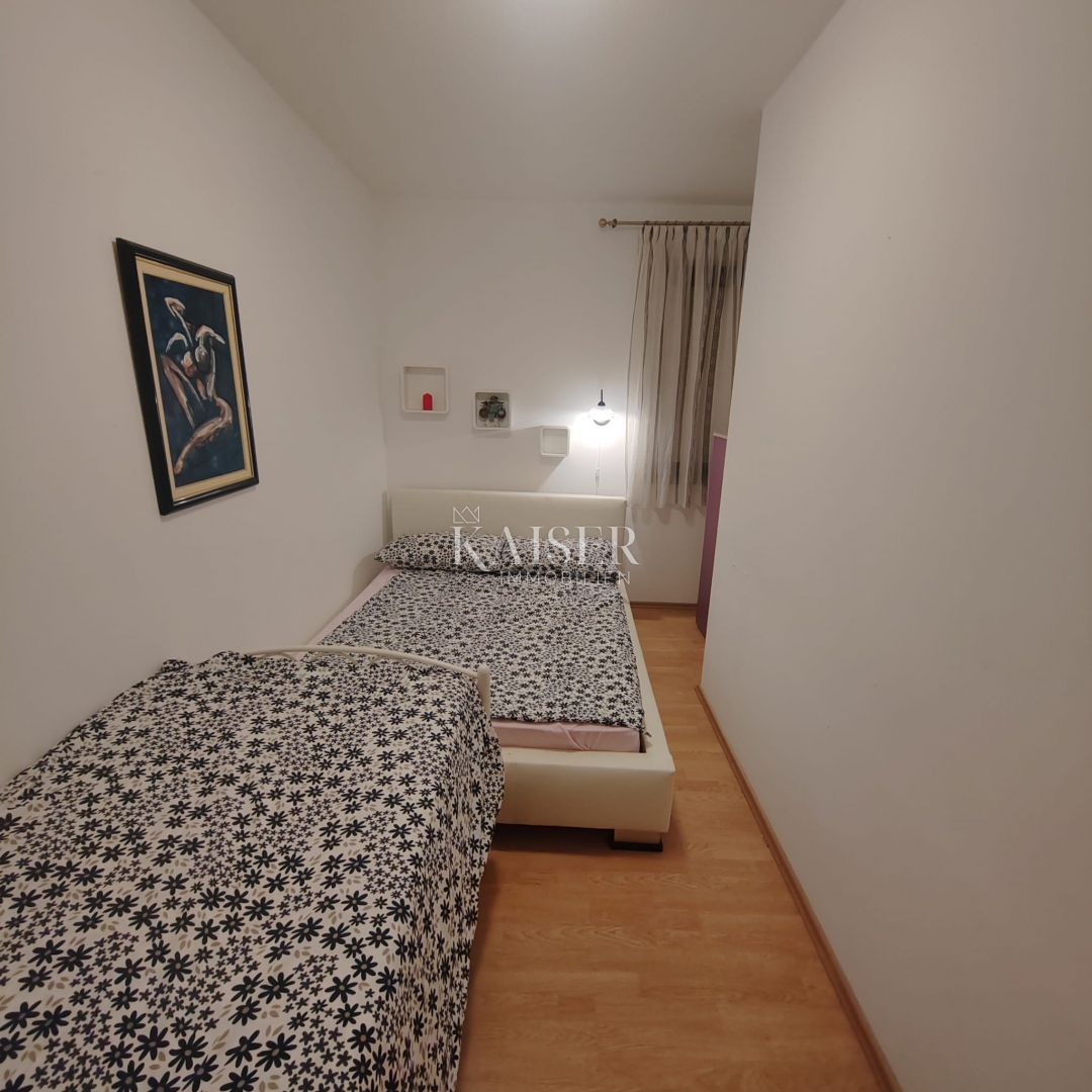 Malinska, apartma z vrtom in parkirnim mestom 