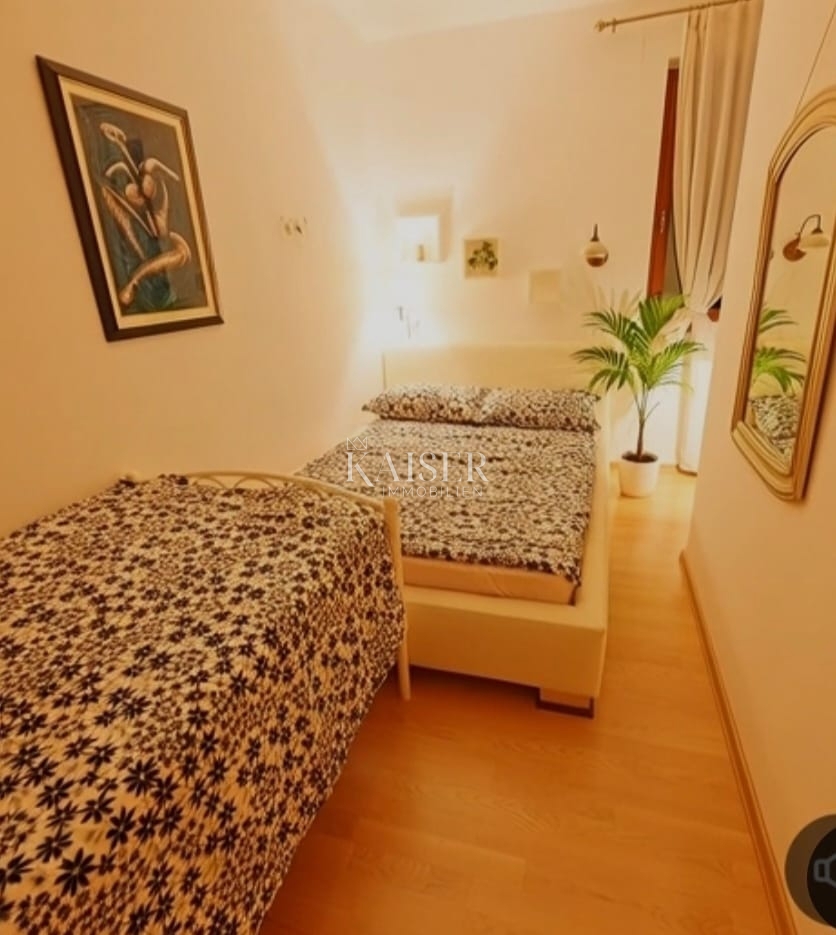 Malinska, apartma z vrtom in parkirnim mestom 