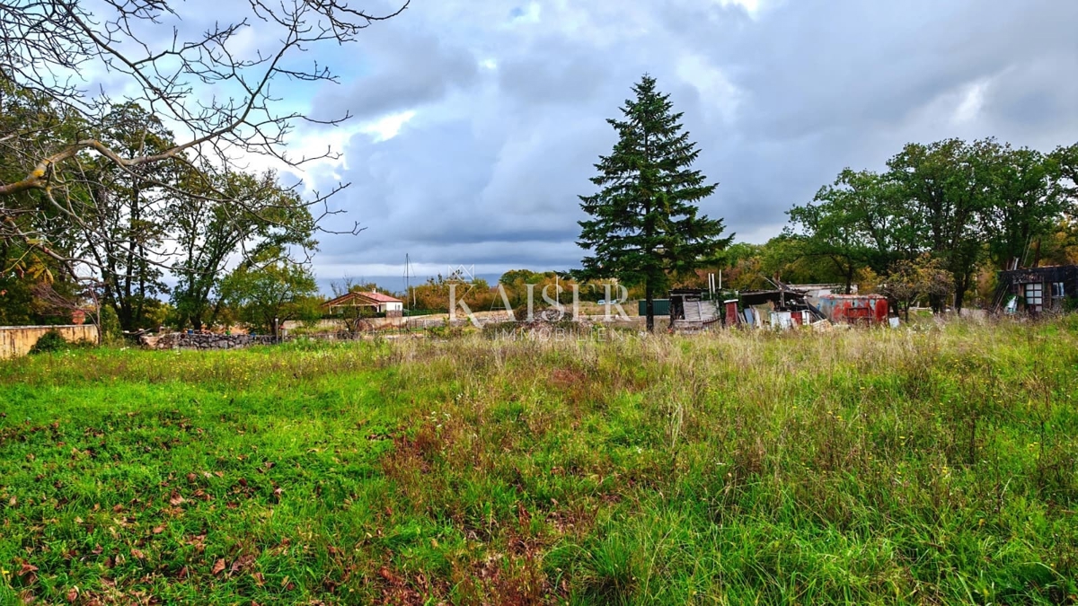 Otok Krk, Dobrinj - gradbeno zemljišče 590m2, mirna lokacija 