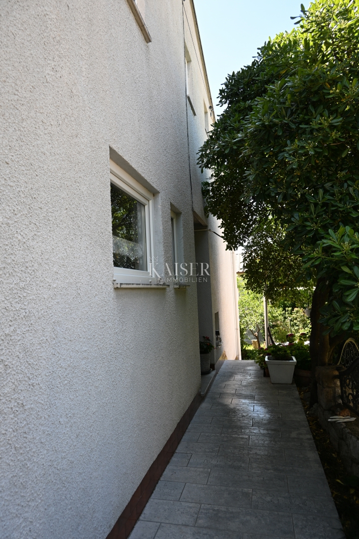 Crikvenica - trosobno stanovanje z velikim vrtom