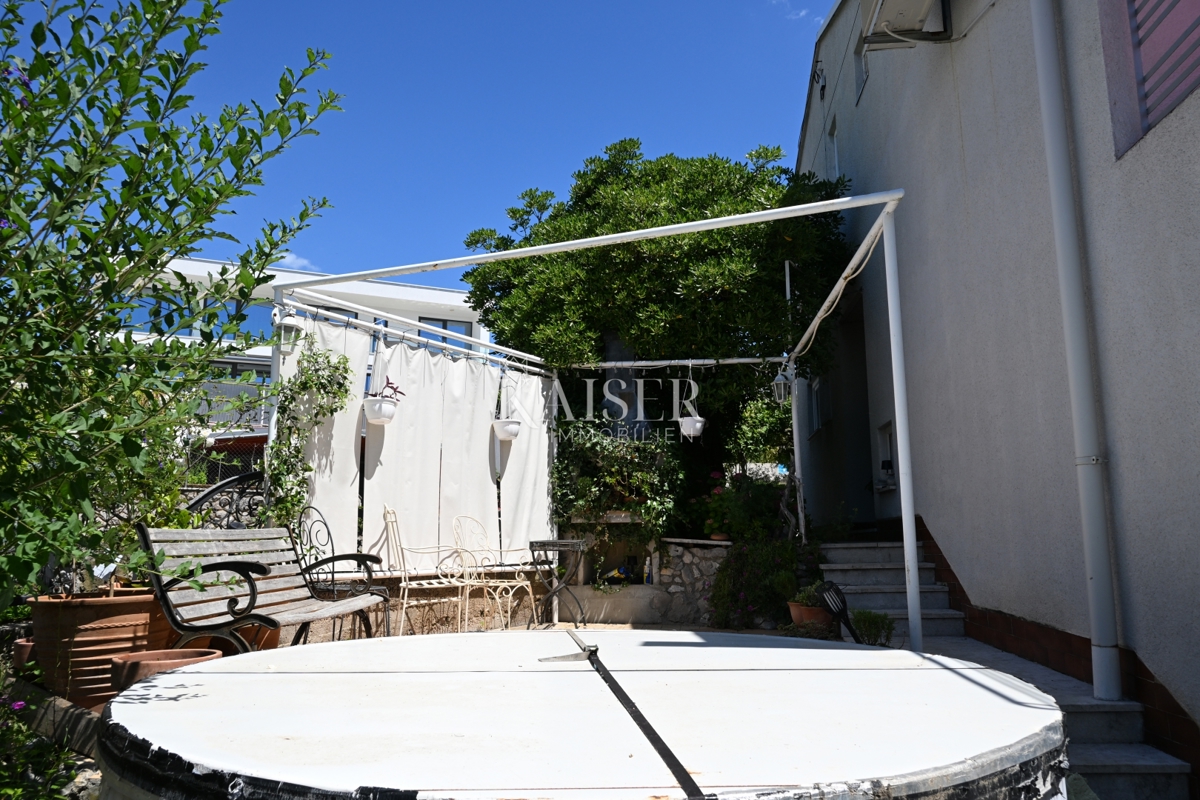 Crikvenica - trosobno stanovanje z velikim vrtom