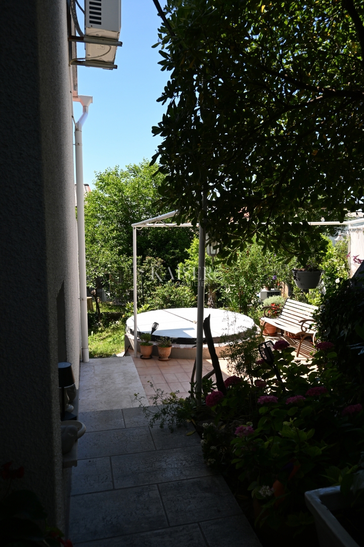 Crikvenica - trosobno stanovanje z velikim vrtom