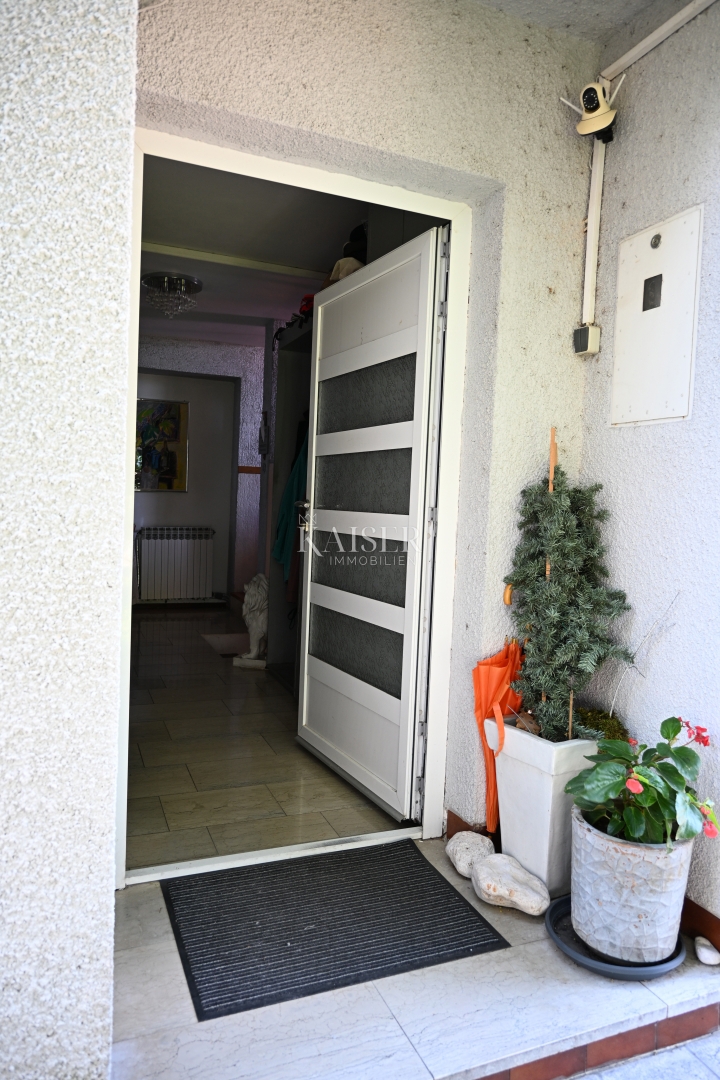 Crikvenica - trosobno stanovanje z velikim vrtom