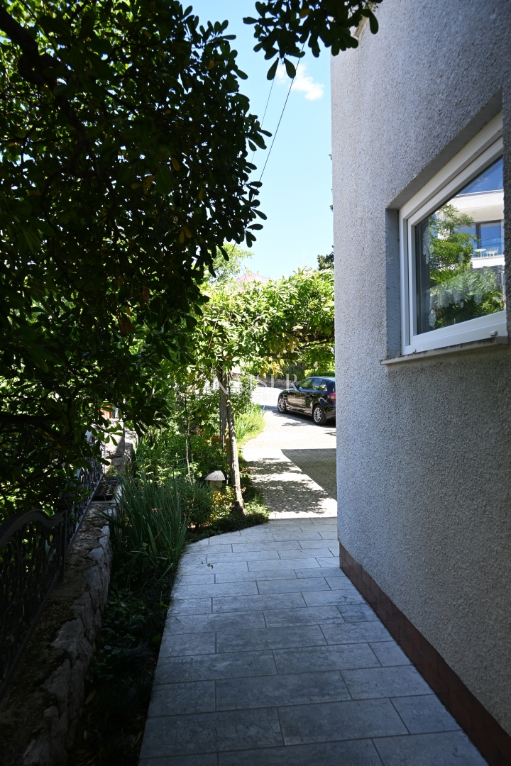 Crikvenica - trosobno stanovanje z velikim vrtom