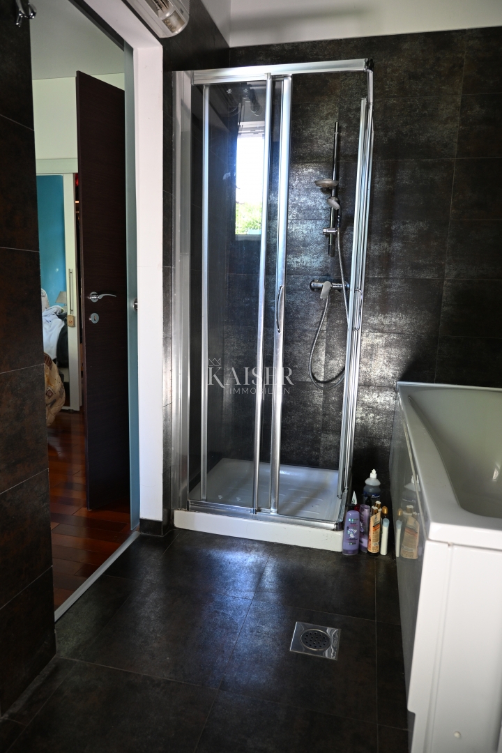 Crikvenica - trosobno stanovanje z velikim vrtom