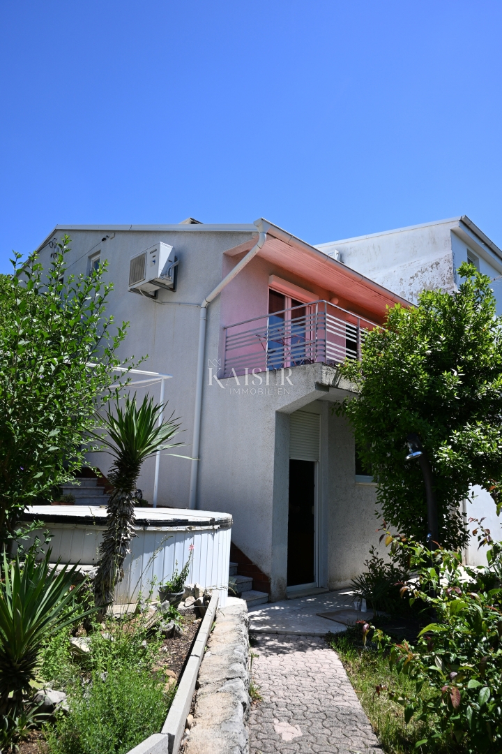 Crikvenica - trosobno stanovanje z velikim vrtom