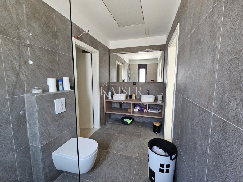 Istra, Tinjan - enonadstropna hiša z bazenom