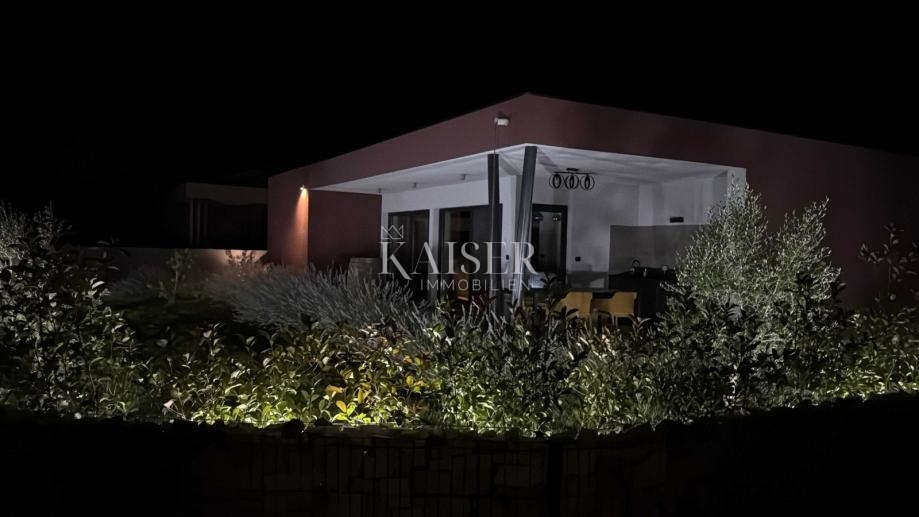 Istra, Tinjan - enonadstropna hiša z bazenom