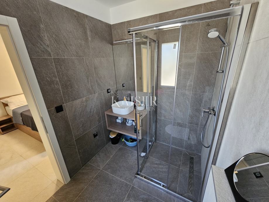 Istra, Tinjan - enonadstropna hiša z bazenom