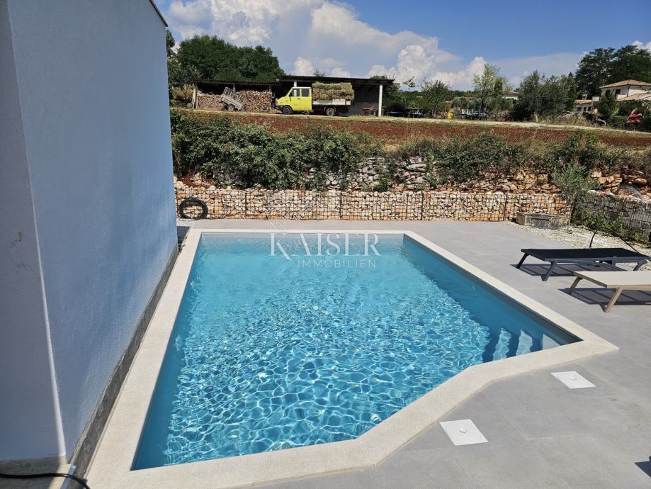 Istra, Tinjan - enonadstropna hiša z bazenom