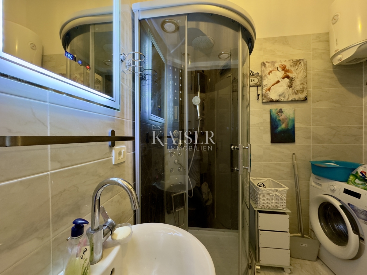 Opatija – Garsonjera 47,43 m2 v zgodovinski vili v 2. vrsti do morja s parkiriščem, teraso in čudovitim razgledom