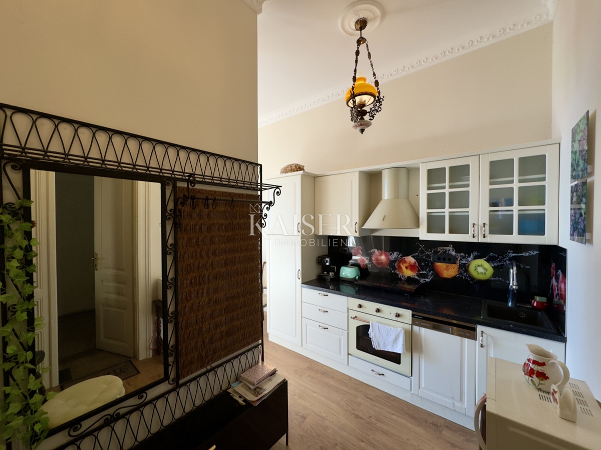 Opatija – Garsonjera 47,43 m2 v zgodovinski vili v 2. vrsti do morja s parkiriščem, teraso in čudovitim razgledom