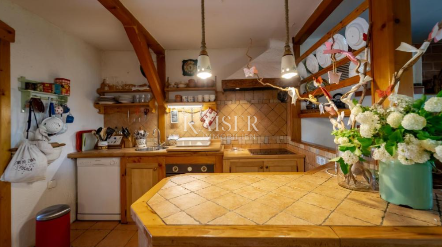 Lokve, hiša s 3 apartmaji v bližini jezera