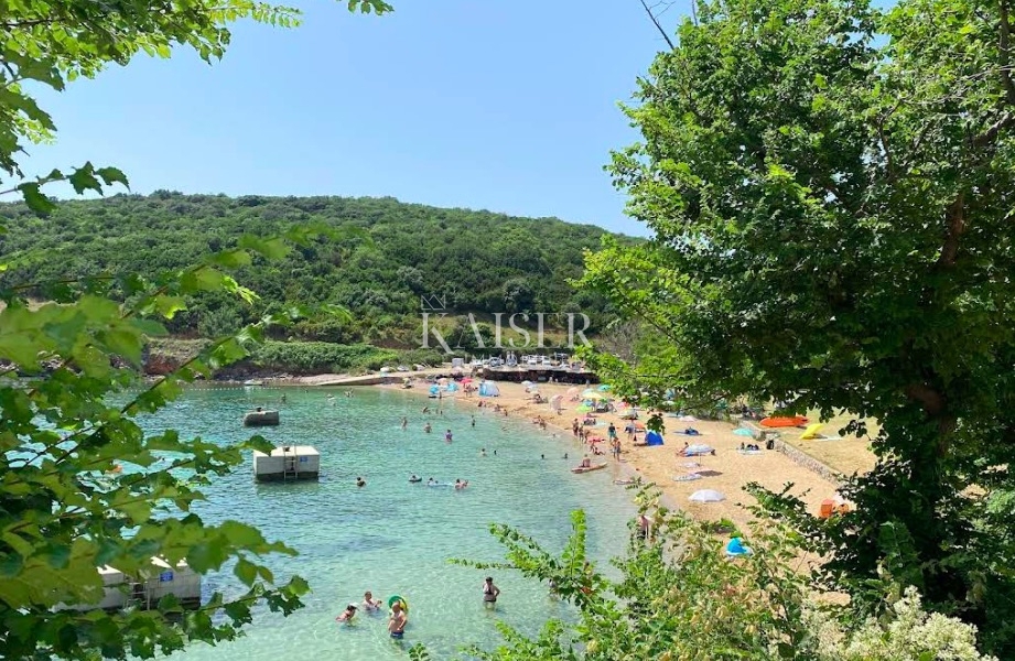  Zazidljivo zemljišče Risika, Vrbnik, 1.100m2