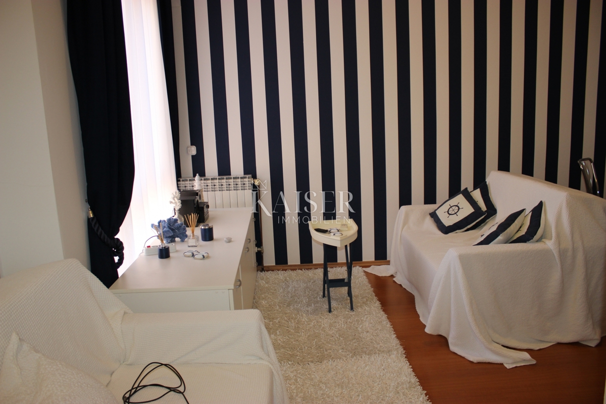 Otok Krk, Vrbnik, hiša s 6 apartmaji