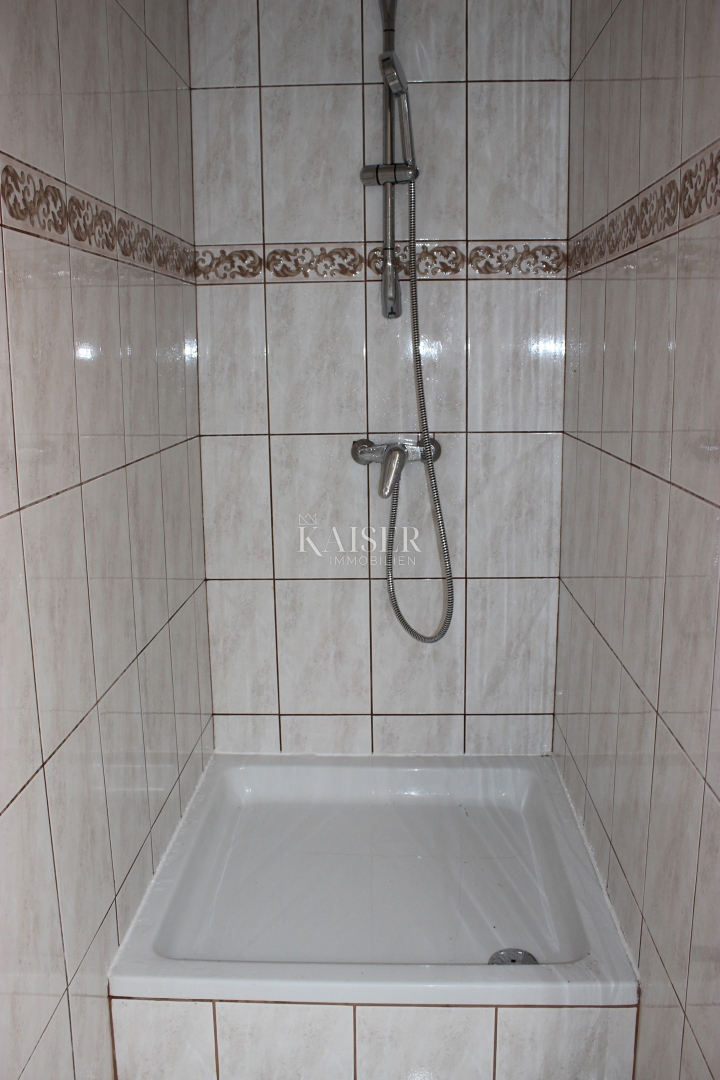 Otok Krk, Vrbnik, hiša s 6 apartmaji