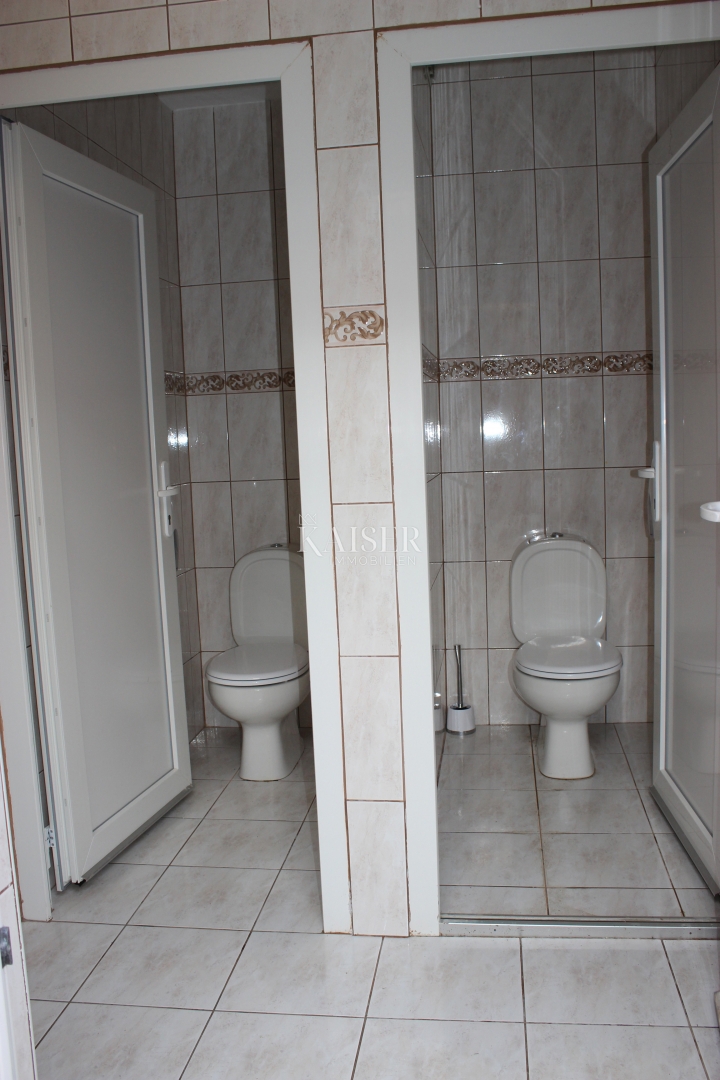 Otok Krk, Vrbnik, hiša s 6 apartmaji