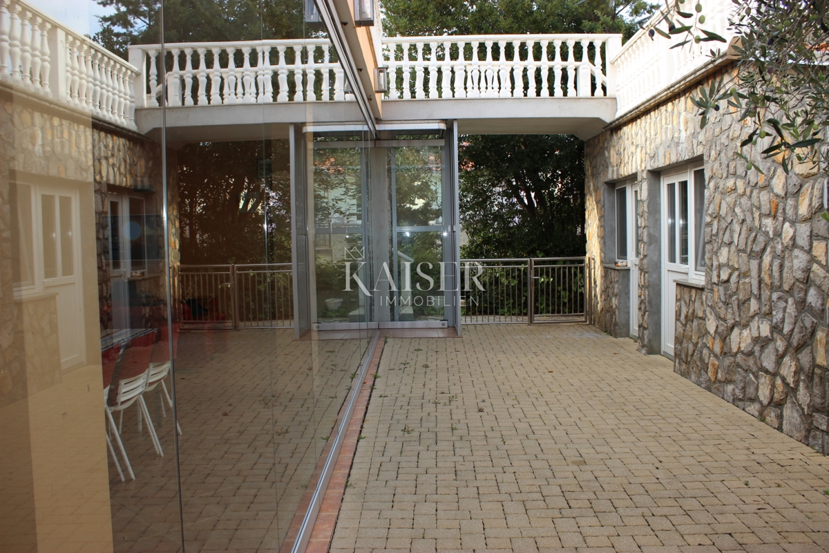 Otok Krk, Vrbnik, hiša s 6 apartmaji