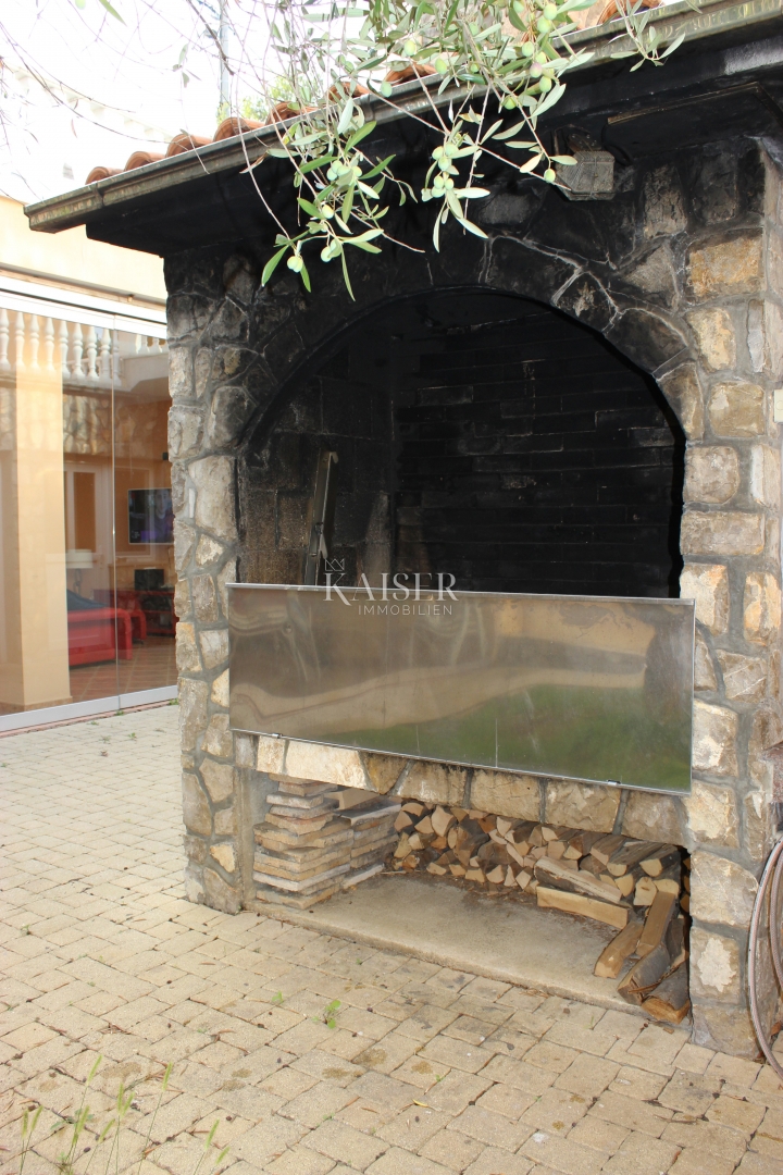 Otok Krk, Vrbnik, hiša s 6 apartmaji