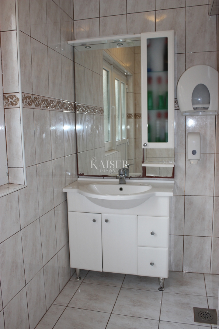 Otok Krk, Vrbnik, hiša s 6 apartmaji