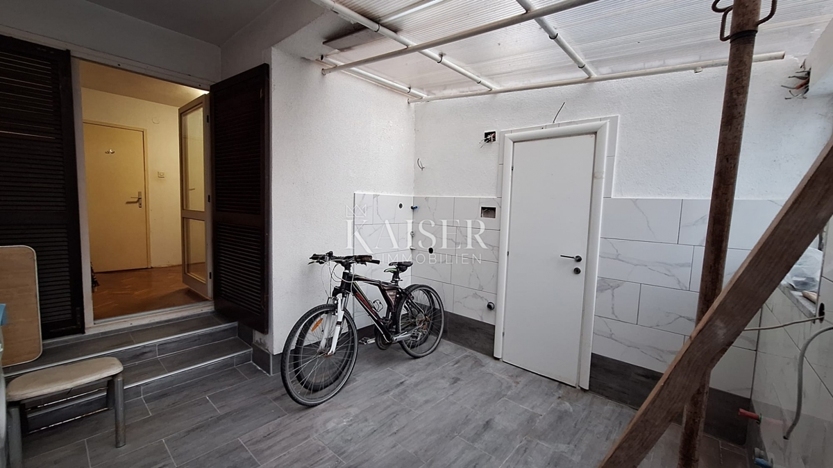 Crikvenica - stanovanje v pritličju, 2 spalnici + dnevna soba, 200 m od morja s teraso