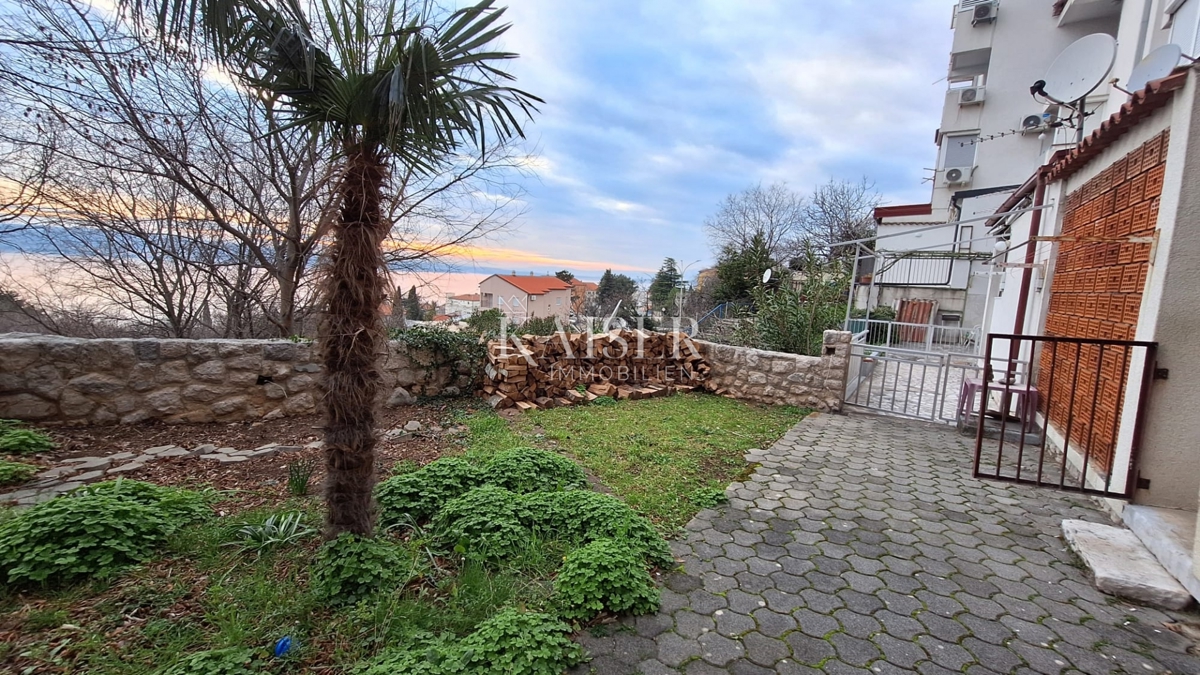 Crikvenica - stanovanje v pritličju, 2 spalnici + dnevna soba, 200 m od morja s teraso