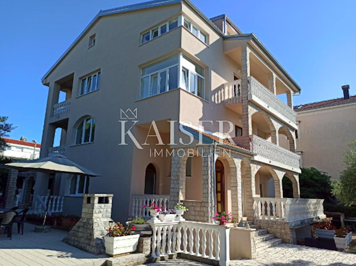 Otok Krk, Malinska - hiša s 6 apartmaji 300 m od morja