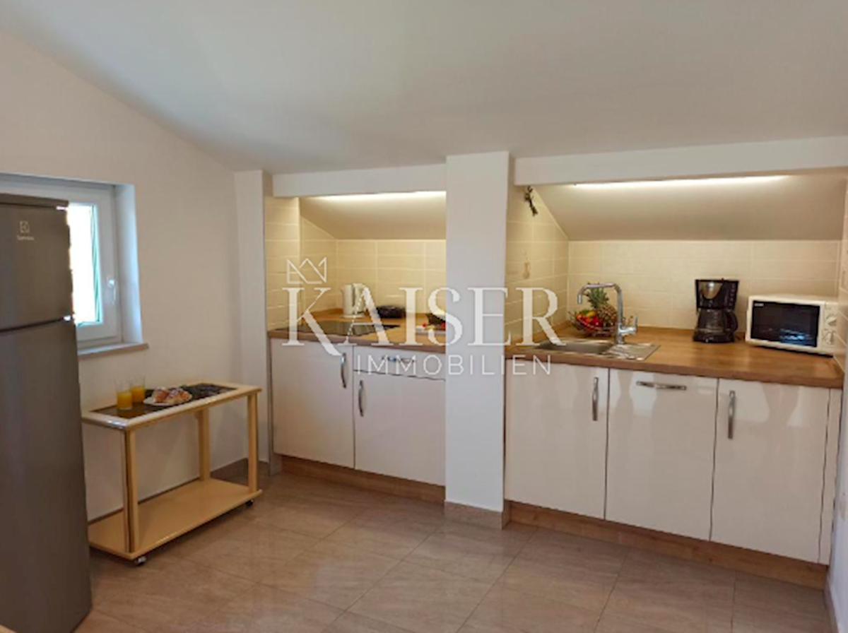 Otok Krk, Malinska - hiša s 6 apartmaji 300 m od morja