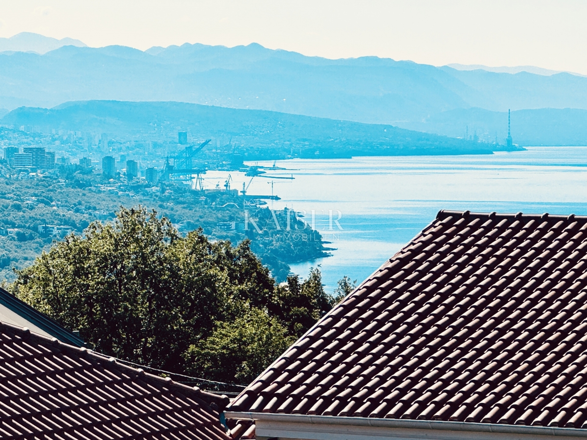 Opatija, Pobri - Luksuzno dvonadstropno stanovanje z vrtom in pogledom na morje (S2)