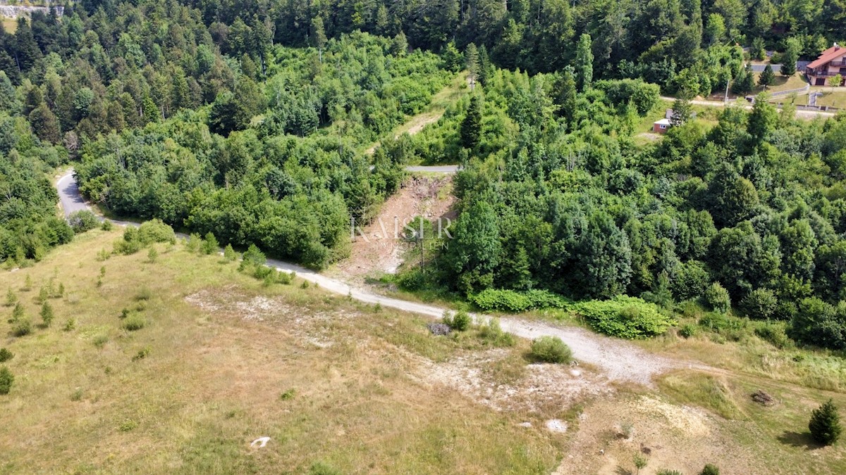 Fužine – Edinstvena zazidljiva parcela s pogledom na jezero