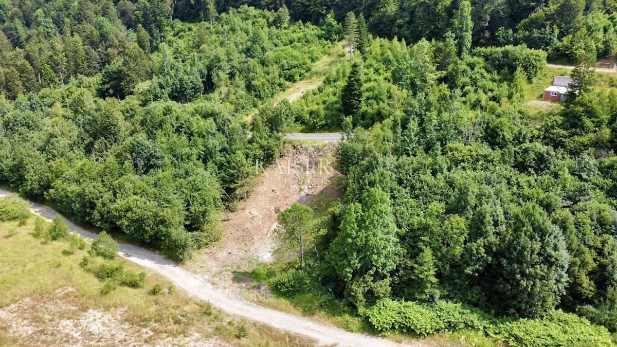 Fužine – Edinstvena zazidljiva parcela s pogledom na jezero