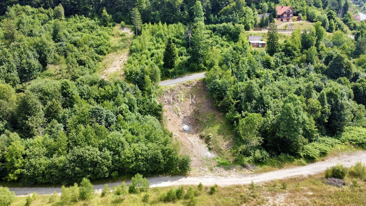 Fužine – Edinstvena zazidljiva parcela s pogledom na jezero