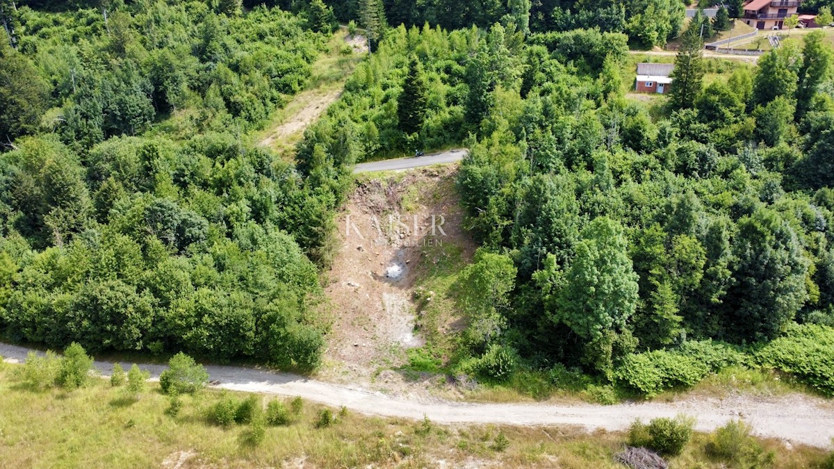 Fužine – Edinstvena zazidljiva parcela s pogledom na jezero