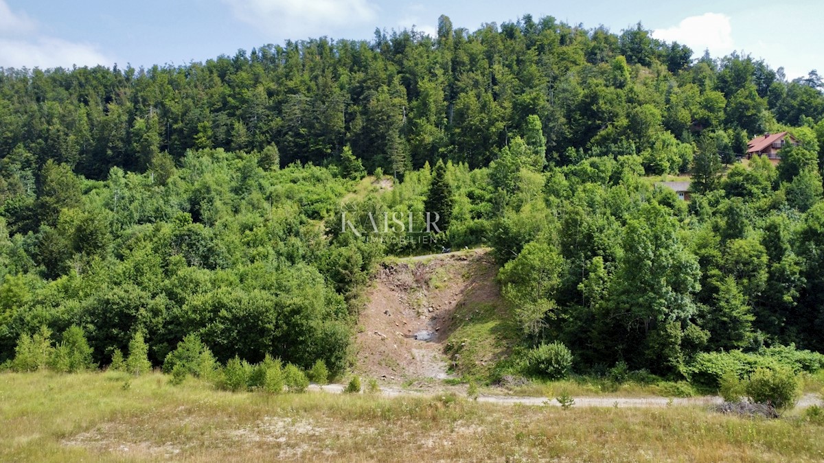 Fužine – Edinstvena zazidljiva parcela s pogledom na jezero