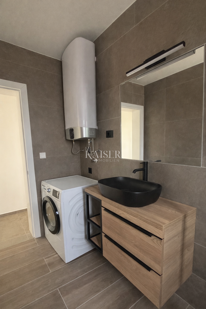 Zadar, Privlaka apartma v novi stavbi, 70 m od morja