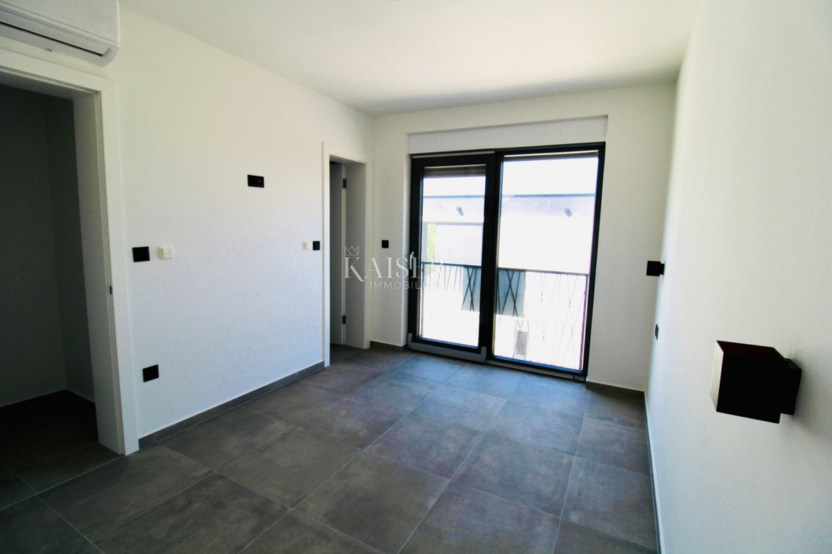 Zadar, Privlaka apartma v novi stavbi, 70 m od morja