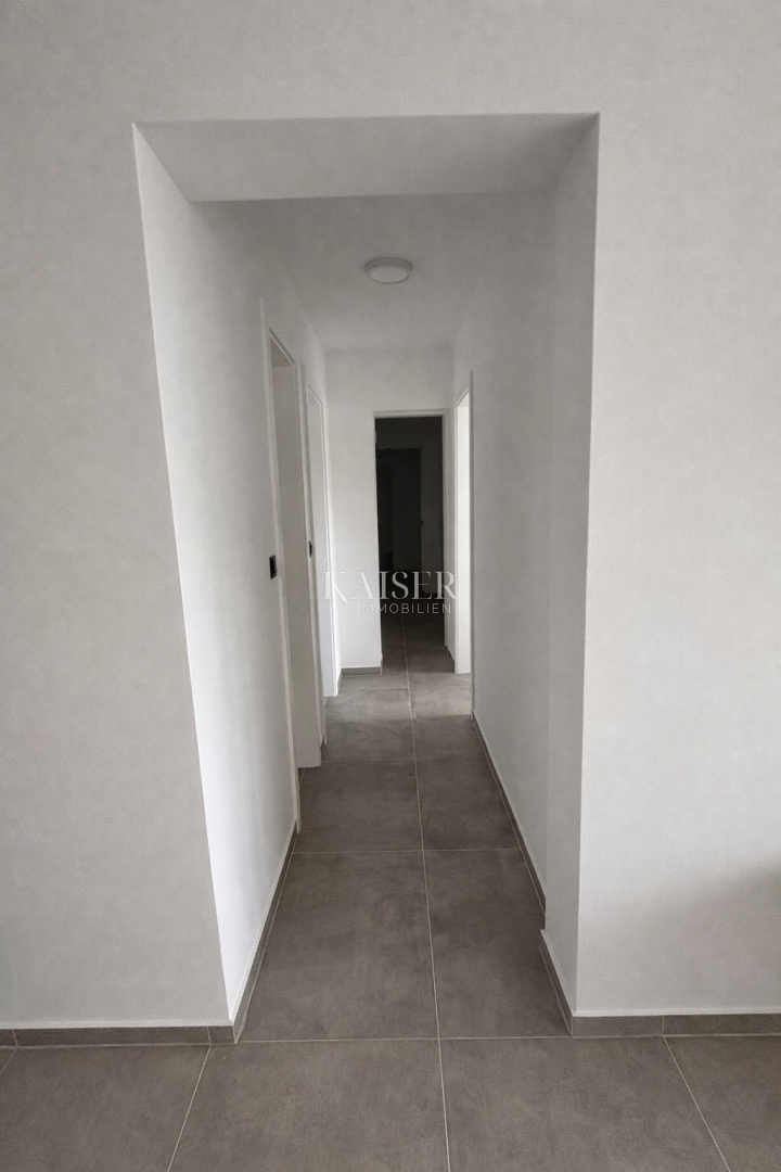Zadar, Privlaka apartma v novi stavbi, 70 m od morja