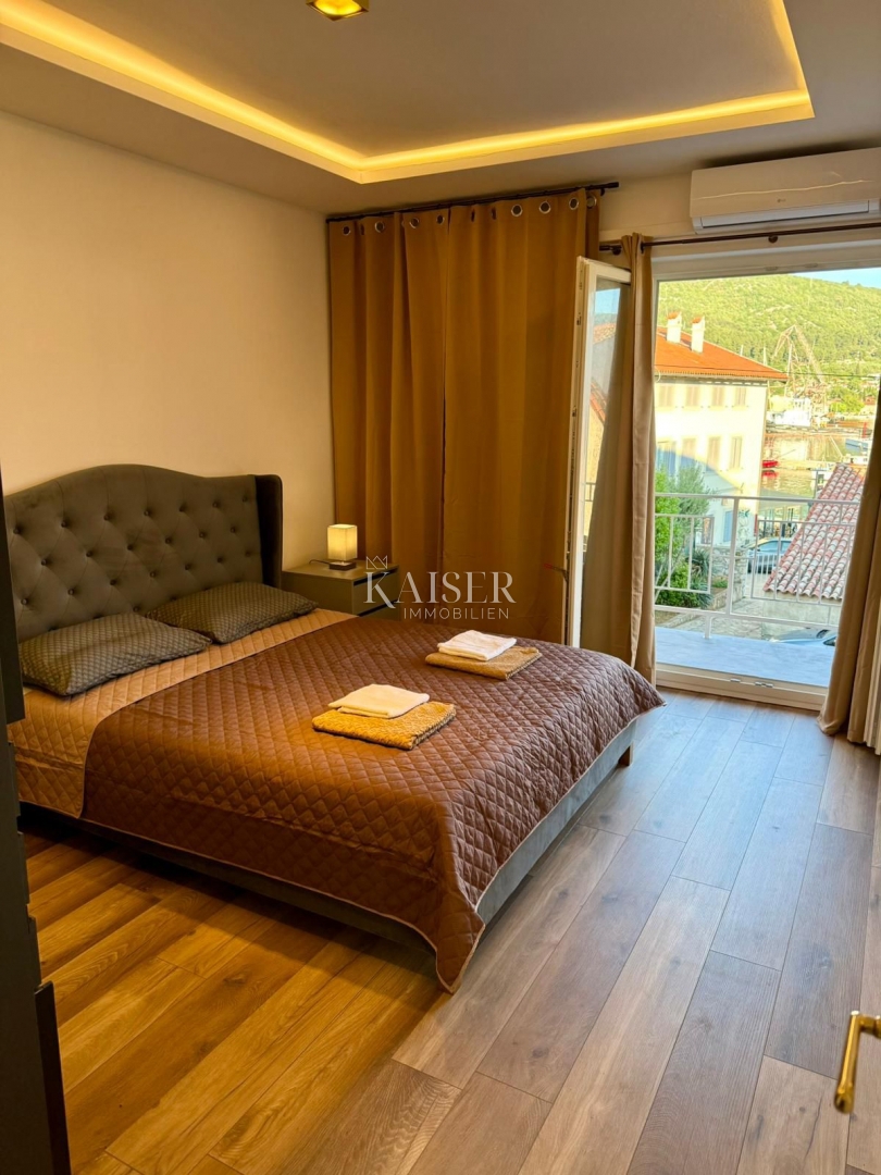 Otok Cres, Cres - samostojna hiša 288m2, 50m od morja s čudovitim pogledom