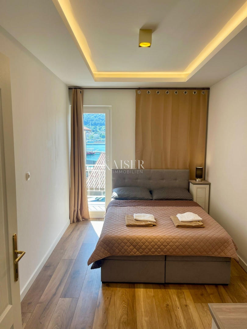 Otok Cres, Cres - samostojna hiša 288m2, 50m od morja s čudovitim pogledom