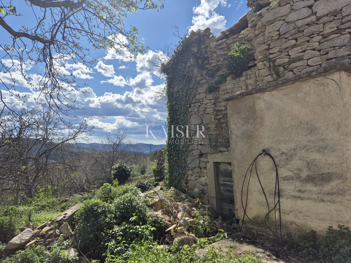 Istra - Buzet, porušene kamnite hiše za obnovo