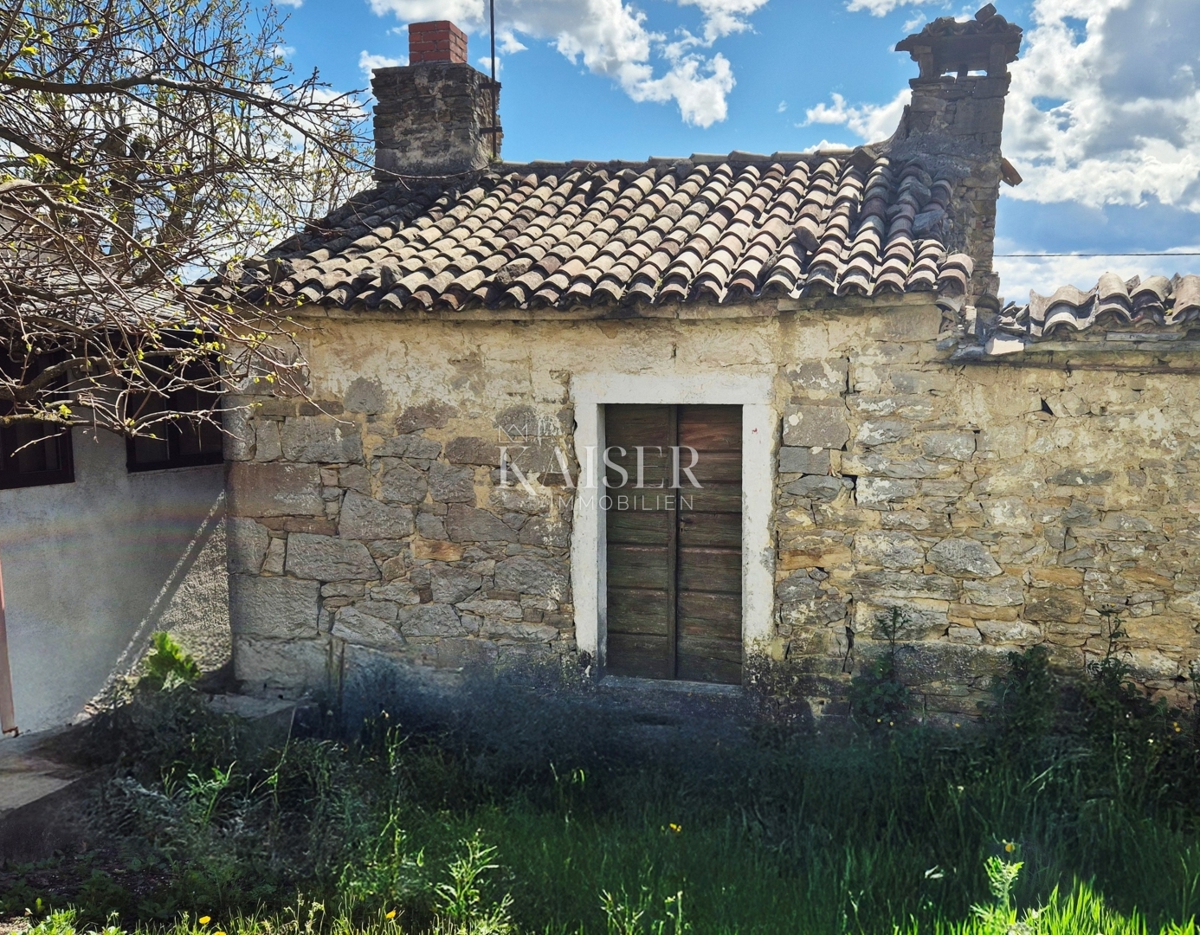 Istra - Buzet, porušene kamnite hiše za obnovo