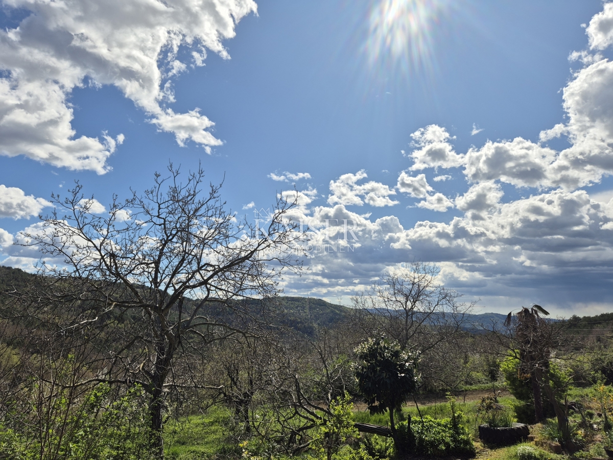 Istra - Buzet, porušene kamnite hiše za obnovo