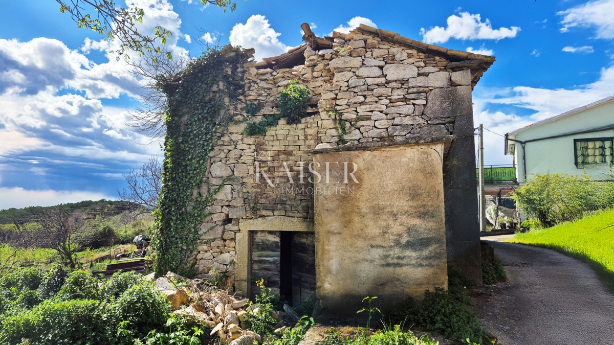 Istra - Buzet, porušene kamnite hiše za obnovo