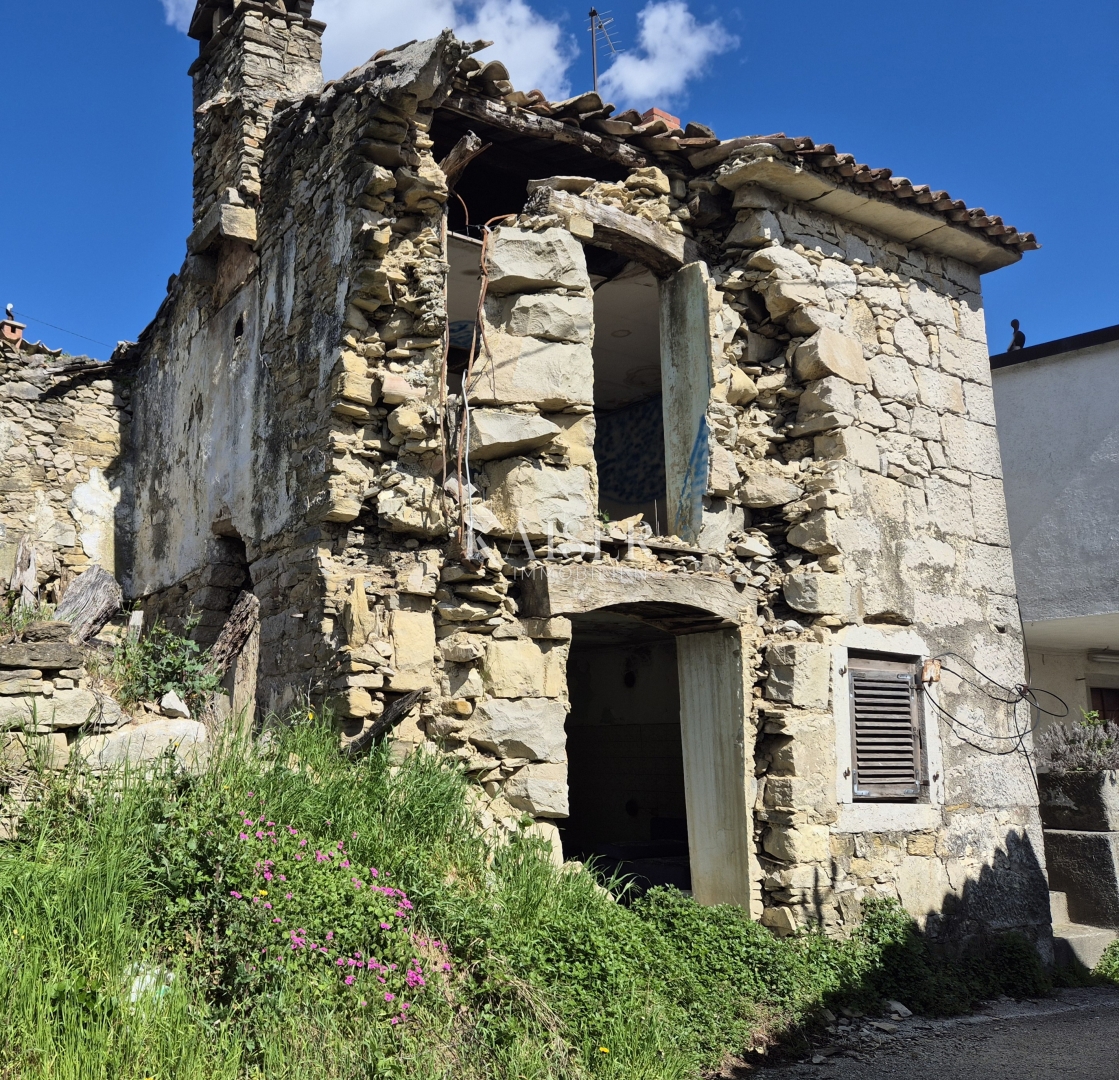 Istra - Buzet, porušene kamnite hiše za obnovo