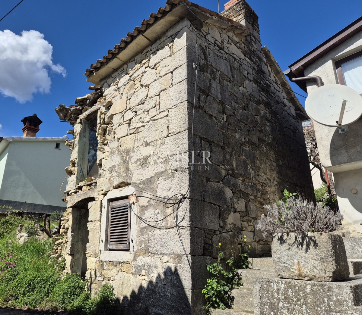 Istra - Buzet, porušene kamnite hiše za obnovo