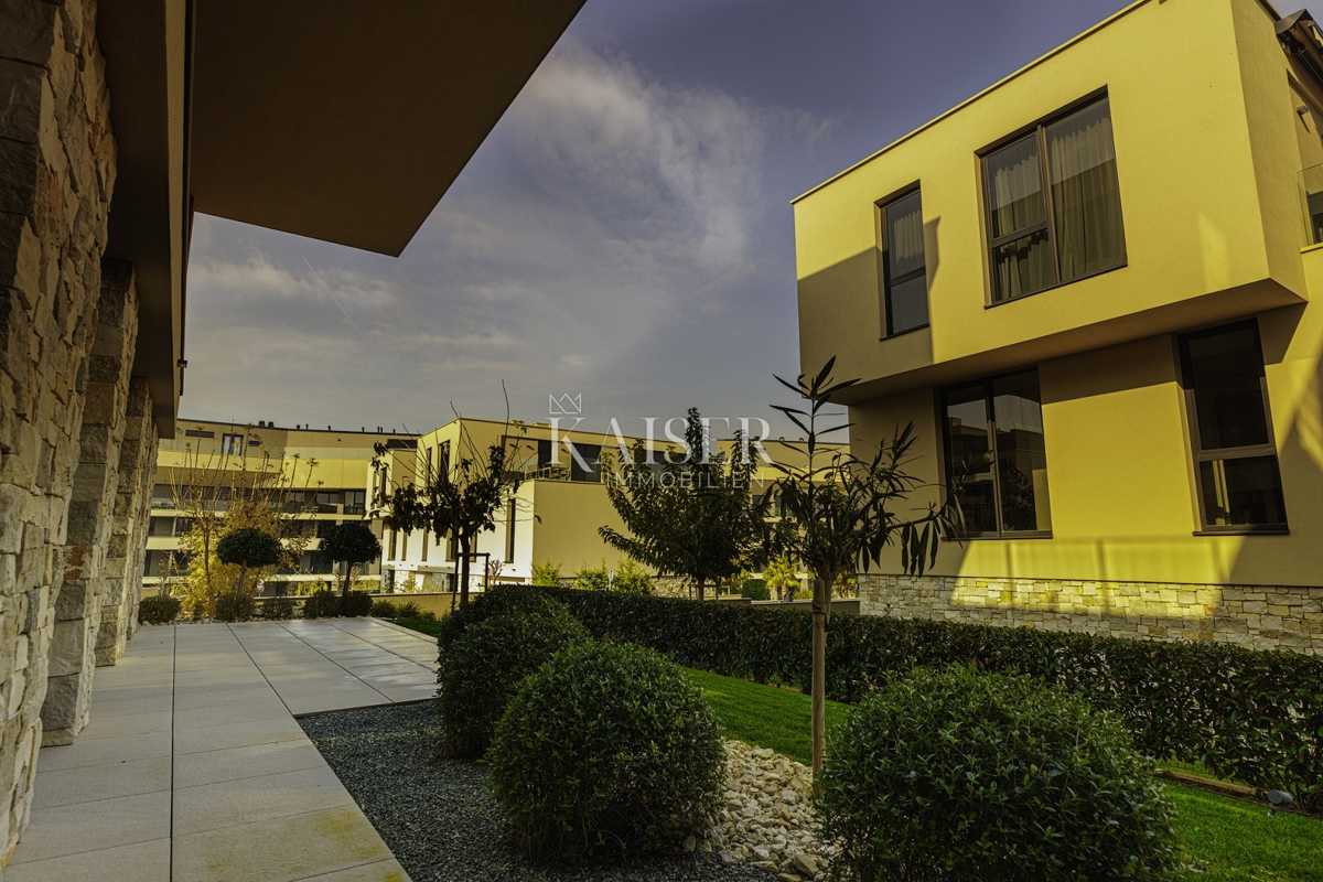 Istra, Umag, Savudrija - luksuzna vila v naselju, 275m2 - na voljo vse storitve v naselju