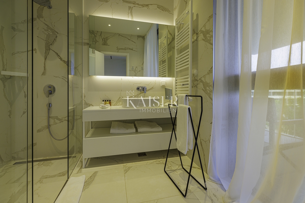 Istra, Umag, Savudrija - luksuzna vila v naselju, 275m2 - na voljo vse storitve v naselju