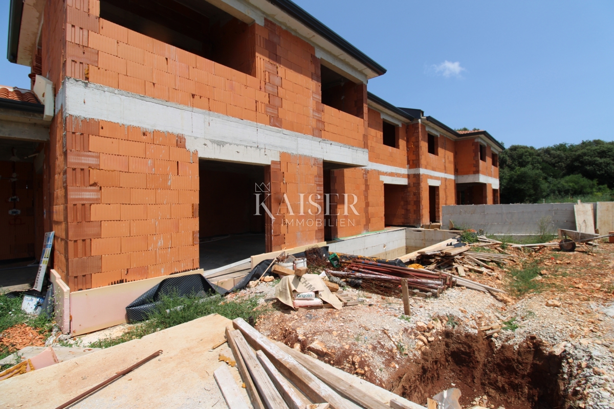 Istra, Pula - moderna polsamostojna hiša 170m2 z bazenom 