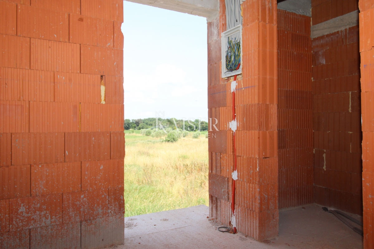 Istra, Pula - moderna polsamostojna hiša 170m2 z bazenom 